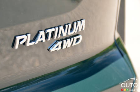 Nissan Pathfinder Platinum 2022, écusson